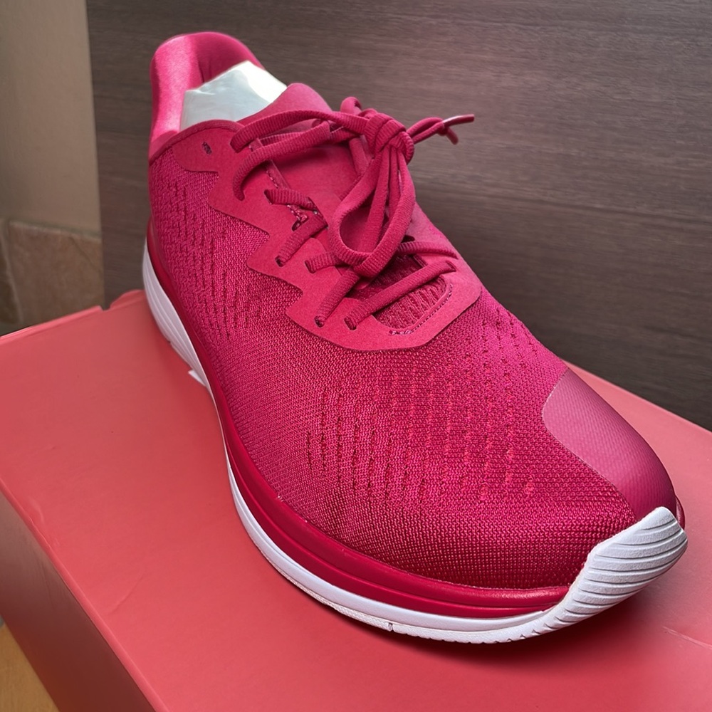 Lane Eight Men's Relay Trainer
Hibiscus nwb size 11